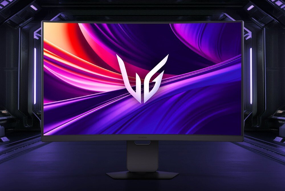 Monitor LG UltraGear 37G800A-B Monitor z ekranem skierowanym na wprost wyświetlającym abstrakcyjną grafikę w kolorach fioletu, różu i pomarańczu z białym logo LG na środku umieszczony w ciemnym pomieszczeniu przypominającym wnętrze statku kosmicznego, opis