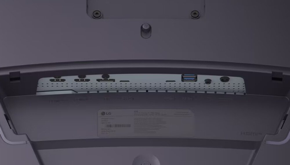 Monitor LG UltraGear 37G800A-B Zbliżenie na panel ze złączami umieszczony z tyłu obudowy monitora zawierający gniazda HDMI, DisplayPort, USB typu C oraz USB typu A, głośniki, porty, złącza
