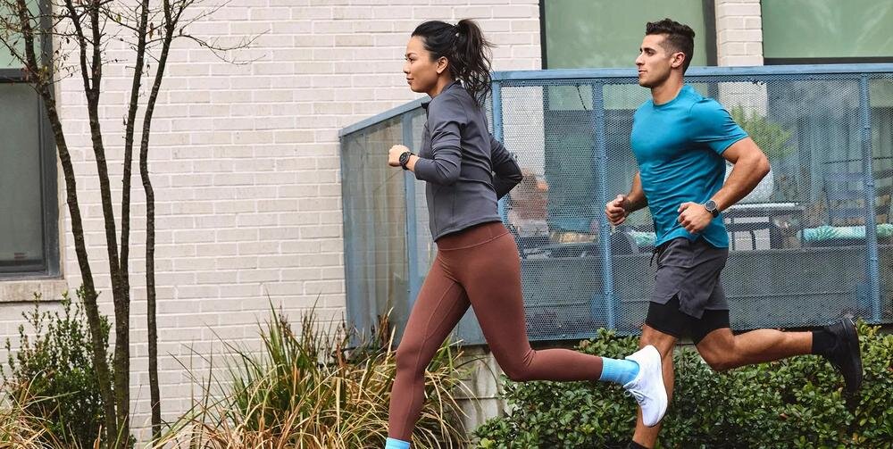 Smartwatch AMAZFIT Active 3 Premium Zdjęcie ukazujące komfort biegających użytkowników zegarka Amazfit 3 Premium