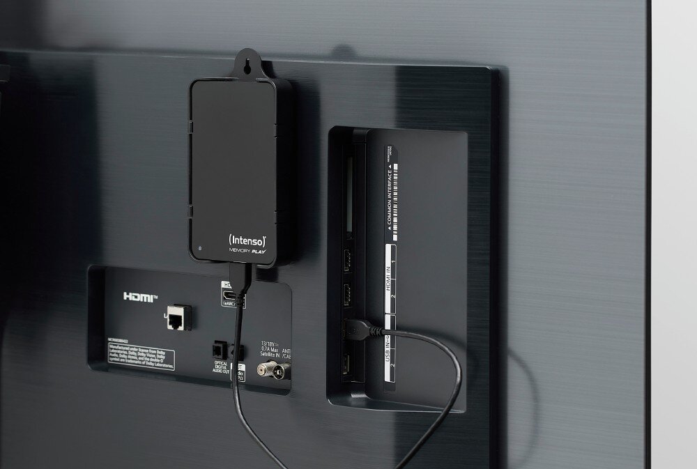Dysk INTENSO Memory Play Tył telewizora z zamontowanym w uchwycie dyskiem zewnętrznym, który jest połączony kablem z jednym z bocznych portów USB, funkcje, zastosowanie, pojemność, formatowanie