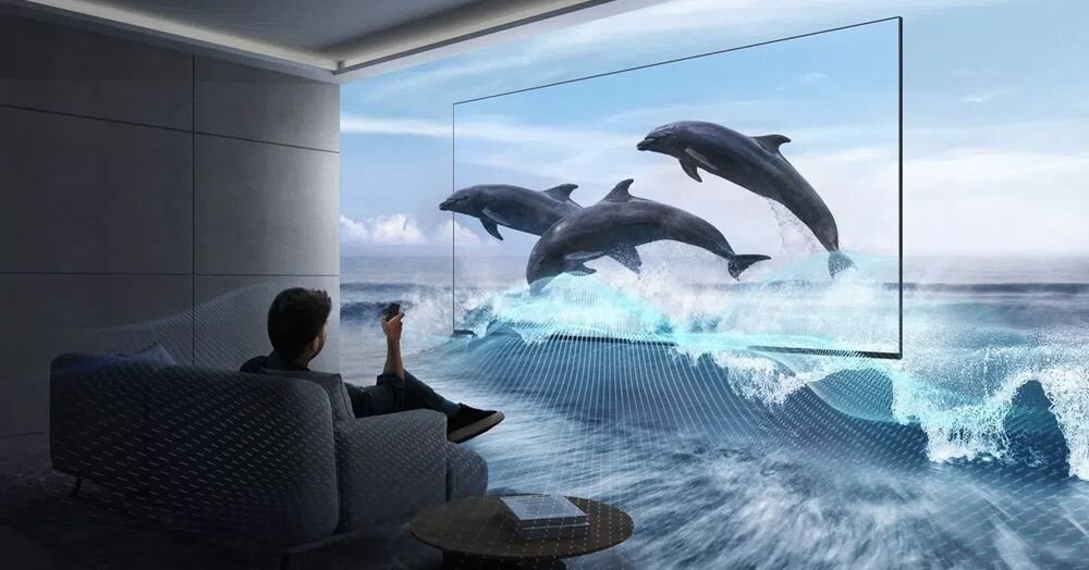 Telewizor IFFALCON 55U85 DTS Virtual X dźwięk przestrzenny immersja, telewizor zawieszony na ścianie, osoba siedząca na kanapie