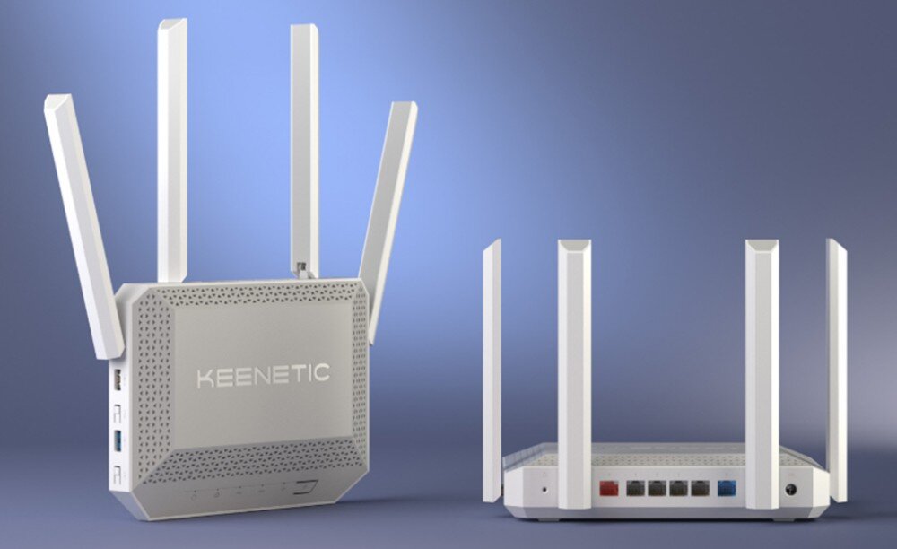 Router KEENETIC Titan 3 dwa widoki białego urządzenia z czterema antenami prezentujące panel boczny z wejściami oraz panel tylny z kolorowymi gniazdami na niebieskim tle