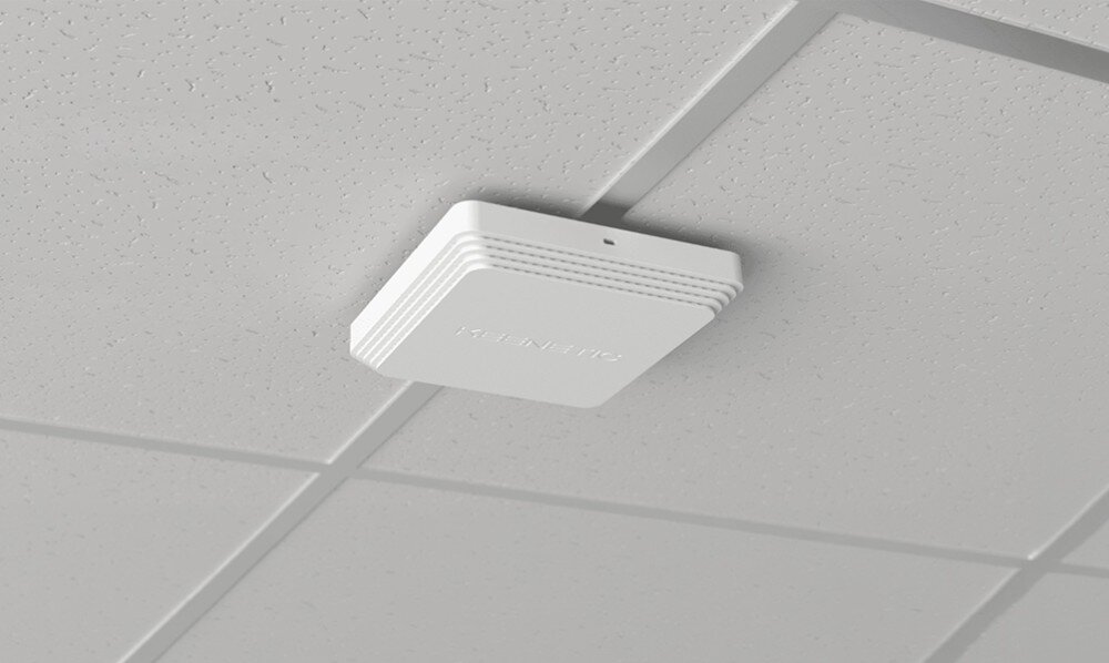 Punkt dostępu KEENETIC Orbiter Pro AC1300 Białe urządzenie w kształcie kwadratu przymocowane do białego sufitu kasetonowego