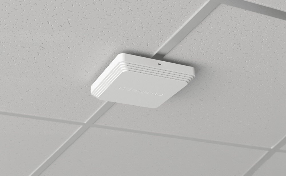 Punkt dostępu KEENETIC Voyager Pro Białe kwadratowe urządzenie zamontowane na jasnym suficie kasetonowym