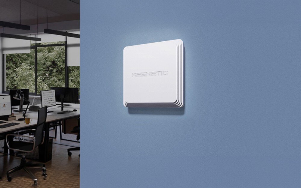 Punkt dostępu KEENETIC Voyager Pro Białe kwadratowe urządzenie zamontowane na niebieskiej ścianie z delikatną poświatą świetlną wokół obudowy