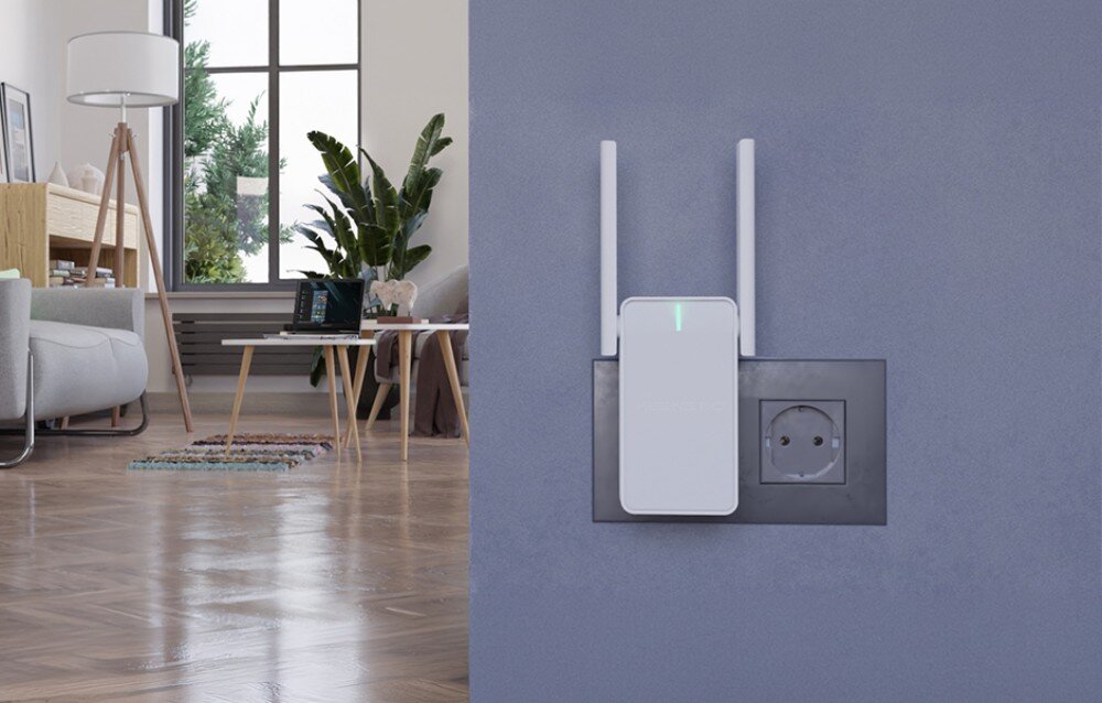 Wzmacniacz sieci KEENETIC Buddy 5 białe urządzenie z dwiema antenami wpięte do gniazdka na niebieskiej ścianie, w tle salon z roślinami i lampą