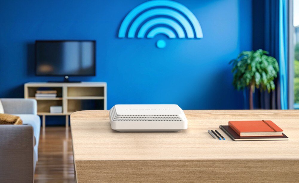 Router KEENETIC Sprinter SE białe płaskie urządzenie sieciowe z poziomymi nacięciami na obudowie stoi na jasnym drewnianym blacie na tle niebieskiej ściany z dużym symbolem sieci bezprzewodowej
