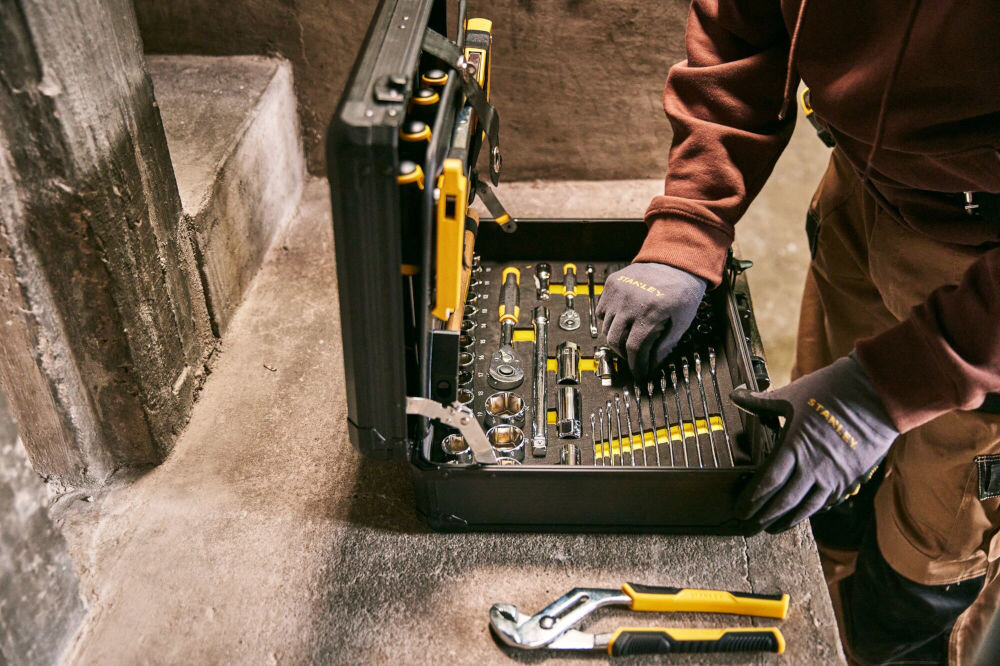 Zestaw narzędzi STANLEY STMT98109-1 (142 elementów) Walizka aluminiowa STANLEY dolna pokrywa klucze nasadki adaptery końcówki