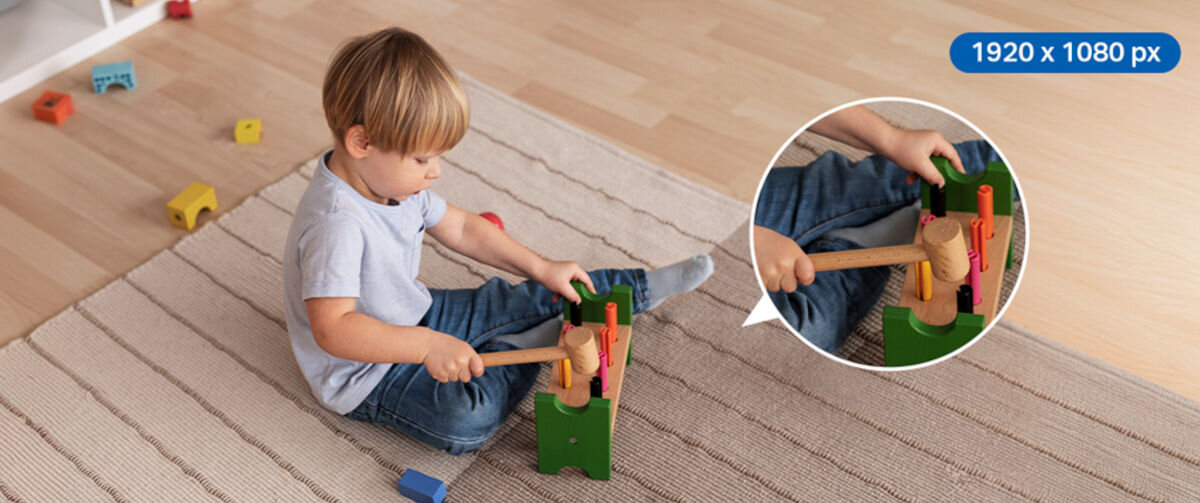 Kamera TP-LINK Tapo C201 Wewnętrzna, Wi-Fi, Kamera obrotowa, rejestrowanie, przełączanie, tryb, noc, dzień, dziecko bawi się na podłodze, w tle rozdzielczość kamery oraz zbliżenie na ręce dziecka