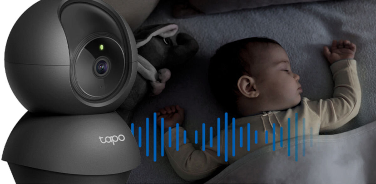 Kamera TP-LINK Tapo C201 Wewnętrzna, Wi-Fi, Kamera obrotowa, kanał, komunikacja, głos, rozmowa, na w tle śpi dziecko, obok kamera