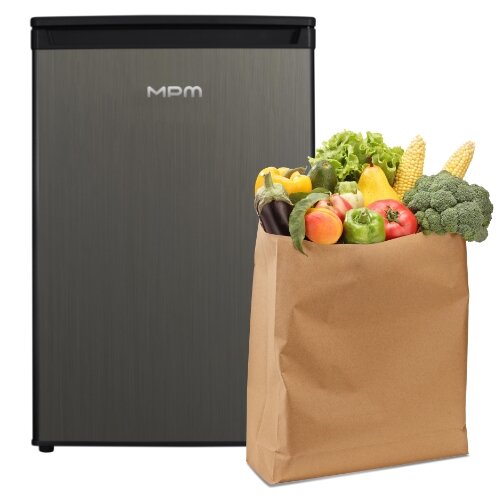 Lodówka MPM-114-CJ-36, obok papierowa torba z warzywami i owocami.