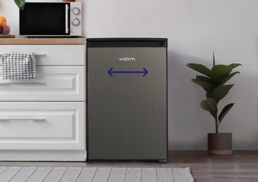 Lodówka MPM-114-CJ-36 obok szafek kuchennych.