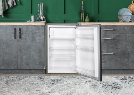 Lodówka MPM-114-CJ-36 z otwartymi drzwiami w zabudowie kuchennej.