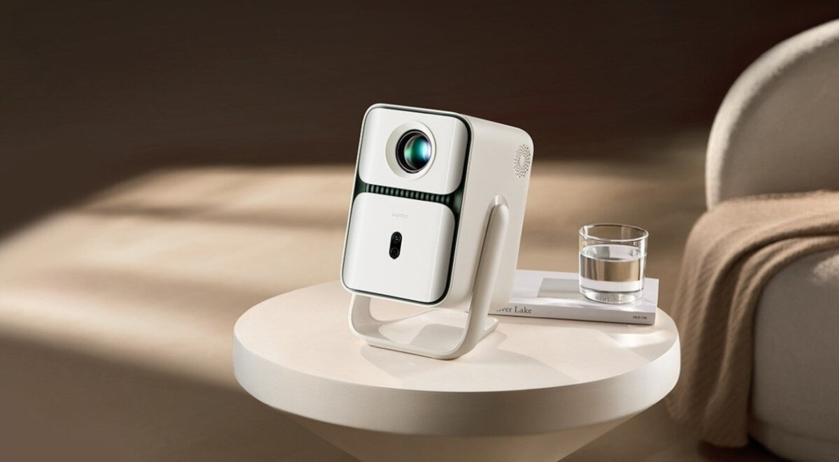 Projektor WANBO T2 Ultra - Kino w Twoim zasięgu, projektor stojący na stoliku w pomieszczeniu