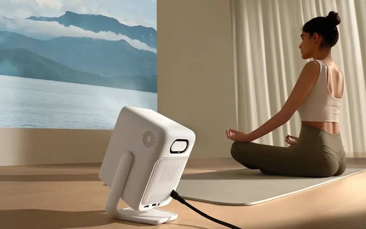 Projektor WANBO T2 Ultra - Magia dużego ekranu, projektor wyświetlający obraz na ścianie, osoba medytująca na podłodze