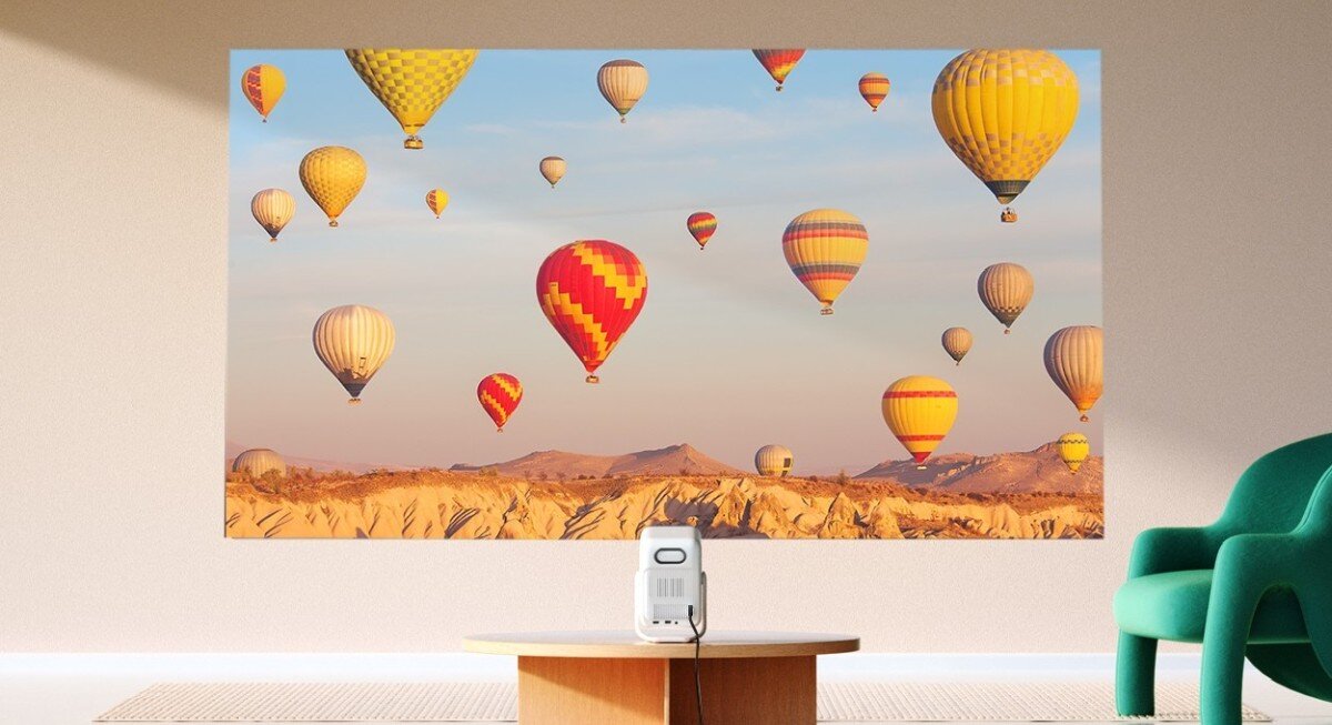 Projektor WANBO T2 Ultra - Jakość obrazu, rozdzielczość 1080P Full HD, 500 ANSI lumenów, kontrast 2500:1, projektor stojący na stoliku, wyświetlający obraz