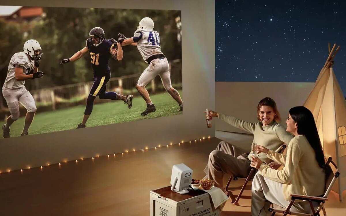 Projektor WANBO T2 Ultra - Wbudowany głośnik, podwójna membrana basowa, osoby oglądające obraz z projektora na ekranie projekcyjnym