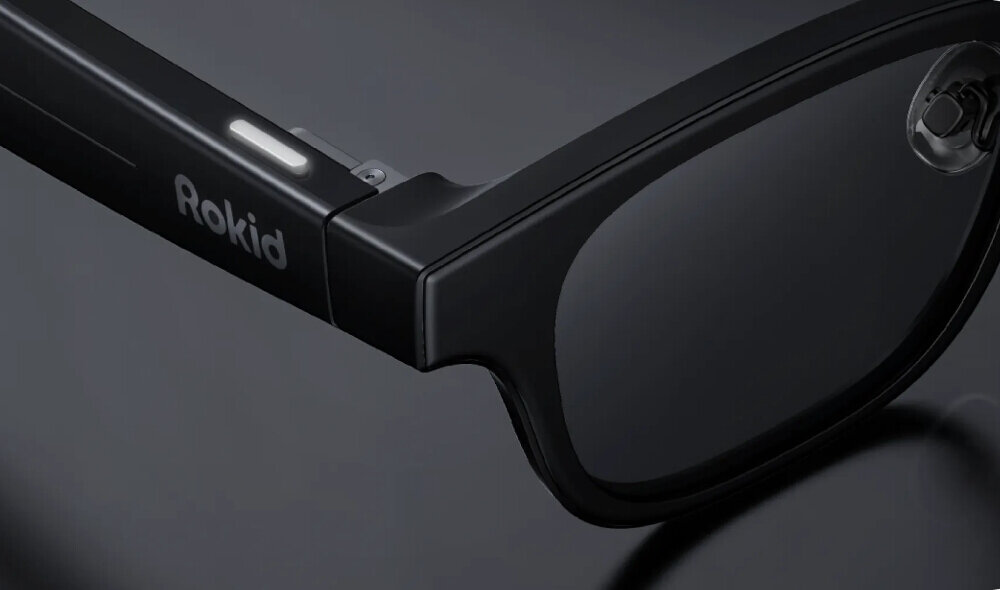 Wyświetlacz AR mikro LED napisy w soczewkach Detal czarnych oprawek okularów Rokid z widocznym podświetlanym wskaźnikiem LED na zauszniku oraz logotypem marki