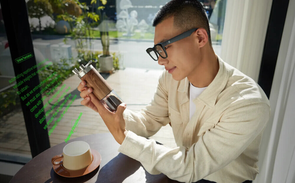 Asystent AI inteligentne napisy transkrypcja Mężczyzna siedzący przy kawiarnianym stoliku analizuje przedmiot przez okulary AR Rokid, które nakładają na widok tekstowy opis dotyczący automatyzacji i sztucznej inteligencji