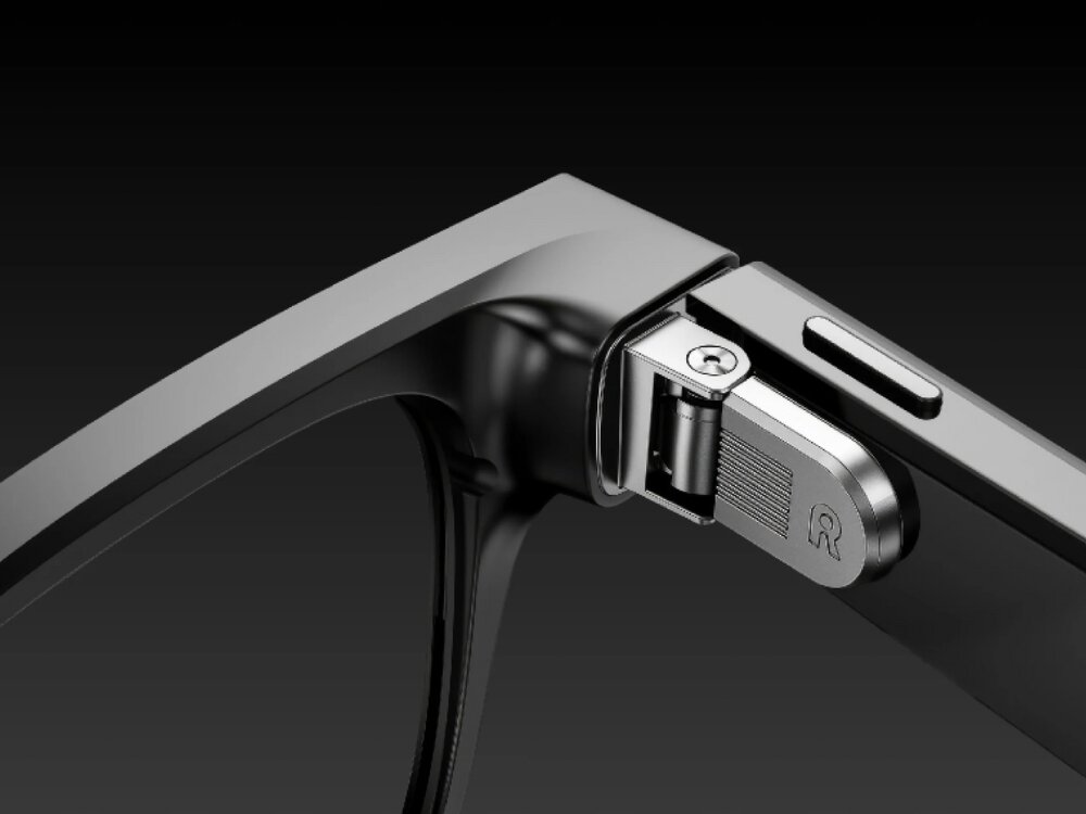 Okulary AI lekka konstrukcja bateria etui
				Zbliżenie na narożnik inteligentnych okularów Rokid prezentujące tytanowy zawias