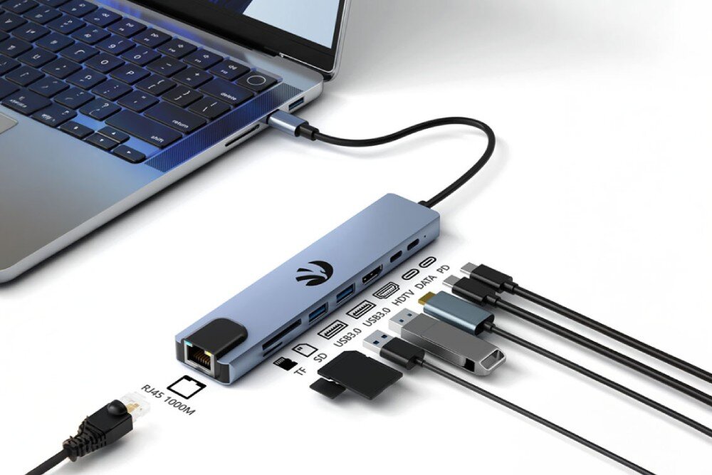 Hub HAWK HW-HUB801 8w1 Hub USB-C podłączony do laptopa, obok niego różne akcesoria, w tym karty pamięci, pendrive’y, kable HDMI i USB-C, opis