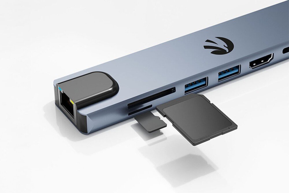 Hub HAWK HW-HUB801 8w1 Zbliżenie na hub USB-C z włożoną kartą SD i microSD, czytnik kart pamięci