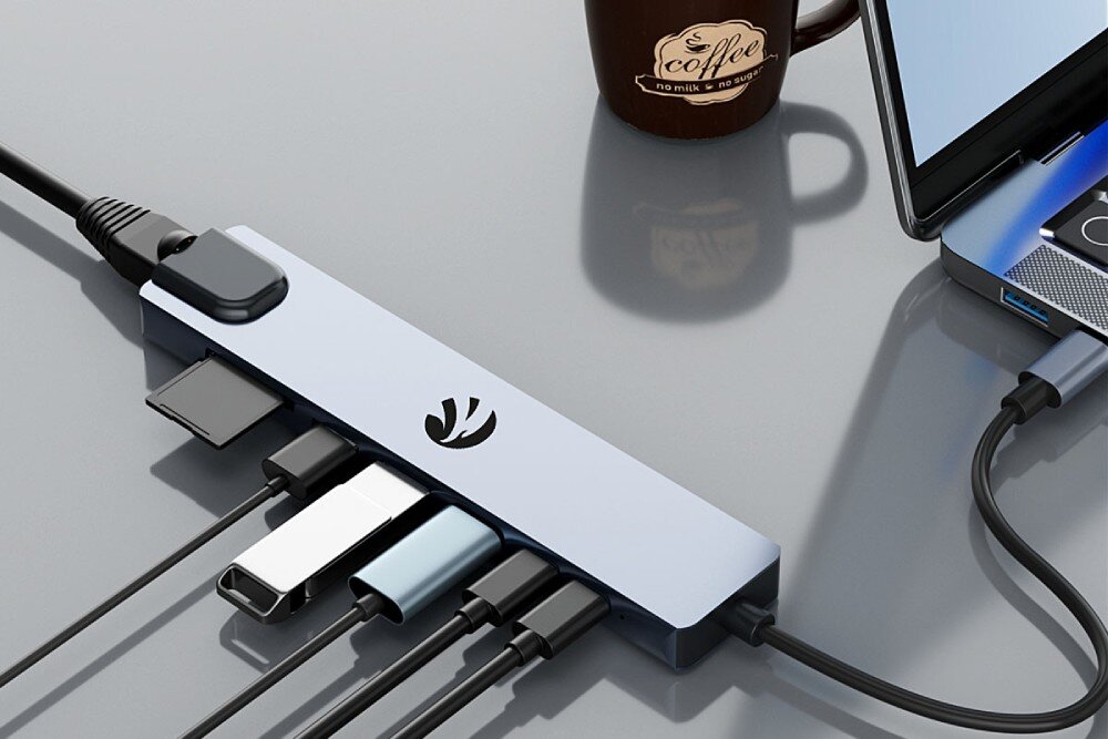 Hub HAWK HW-HUB801 8w1 Hub USB-C podłączony do laptopa, z wieloma akcesoriami podpiętymi do jego portów, ładowanie, Power Delivery, moc