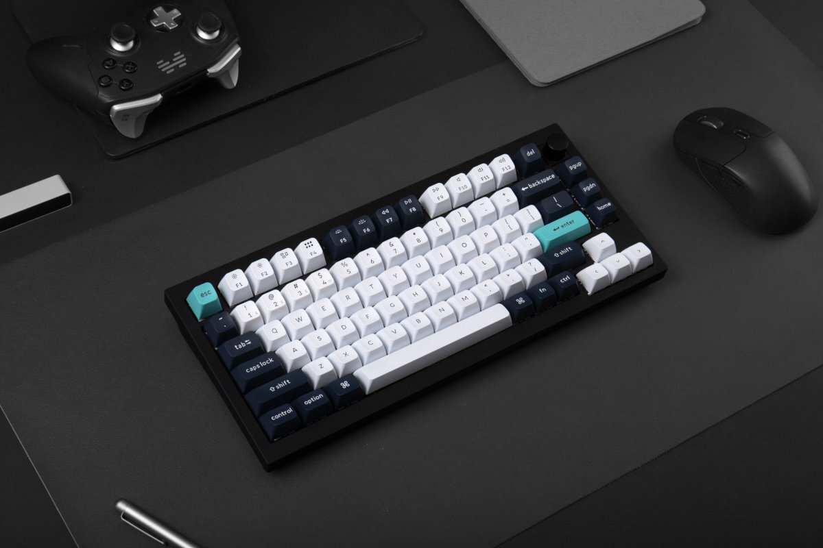 KEYCHRON Q1 Max KEYCHRON Q1 Max programowalnemu pokrętłu, wielowarstwowej piance i systemowi double-gasket Trzy opcje połączenia wsparcie QMK/VIA i funkcja hot-swap - klawiatura na biurku komputerowym