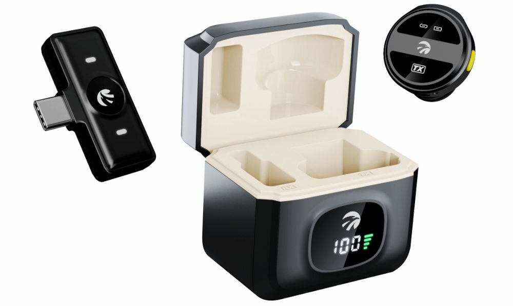 Mikrofon HAWK HW-MIC101 prezentacja mikrofonu z adapterem i etui ładującym na białym tle vlog transmisja na żywo spotkania online nagrania w terenie bezprzewodowa konstrukcja lekka forma 86 g swobodne poruszanie twórca wideo prowadzący rozmowy online wyraźny głos