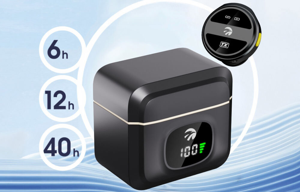 Mikrofon HAWK HW-MIC101 prezentacja etui ładującego z godzinami i mikrofonem nad nim na niebeiskim tle wbudowana bateria 80 mAh do 6 godzin ciągłego użytkowania etui ładujące pojemność 400 mAh szybkie ładowanie wbudowany wyświetlacz LED informuje o poziomie naładowania mobilność kontrola