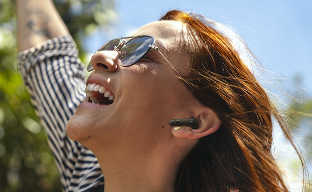 Słuchawki dokanałowe JBL Wave Beam 2 ANC - Wyraziste brzmienie basów, kobieta z założonymi słuchawkami