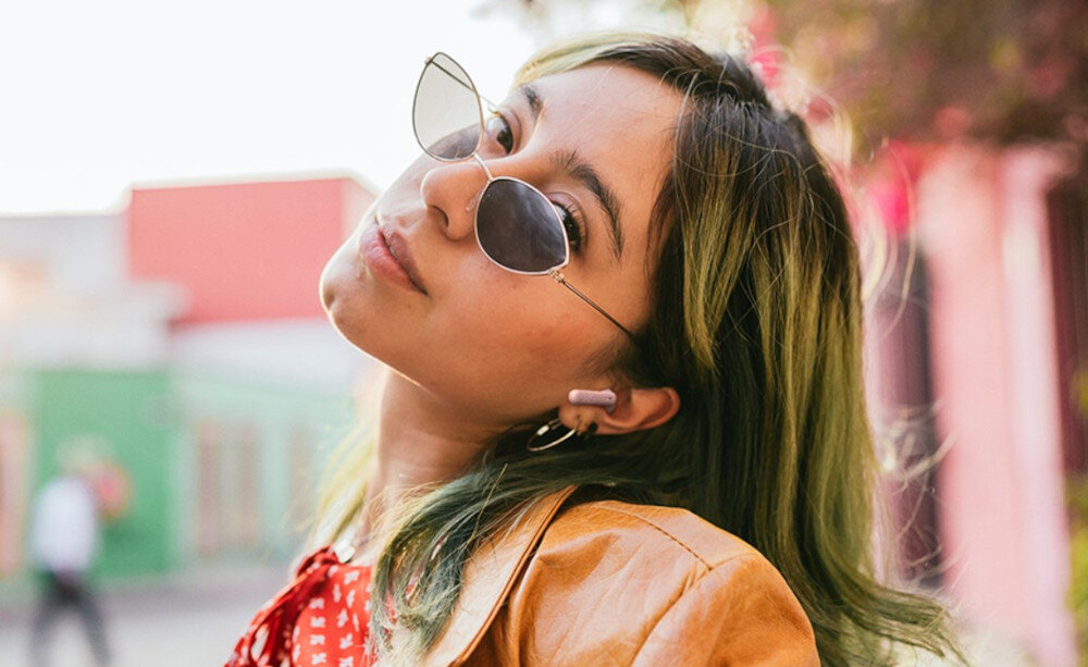 Słuchawki dokanałowe JBL Wave Beam 2 ANC - Gdy trzeba, słyszysz świat, kobieta z założonymi słuchawkami