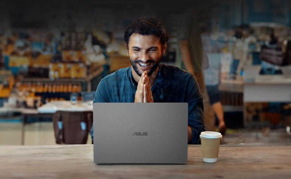 Osoba pracuje z laptopem ASUS Zenbook w przestrzeni biurowej, wykorzystując szybkie łącze bezprzewodowe Wi‑Fi - USB4 typu C Wi-Fi 7 i Bluetooth 5.4