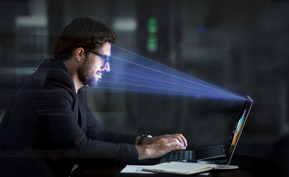 Laptop ASUS Zenbook wykorzystuje wbudowaną kamerę do logowania i pracy biurowej w ciemniejszej, serwerowej scenerii - Wbudowana kamera IR z obsługą Windows Hello ASUS AI Camera