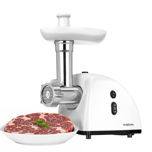 Na obrazie znajduje się biała maszynka do mięsa z metalowym elementem mielącym oraz talerzem z kawałkiem surowego mięsa. Na urządzeniu widoczne jest logo \'MPM\'.