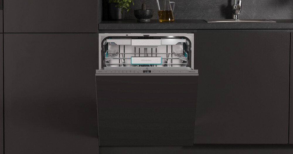 Zmywarka HISENSE HV673B66 zdjęcie lifestyle otwarta zmywarka front pusta kuchnia zabudowa czarne meble Pojemne wnętrze 16 kompletów System Aqua Protect Przesuwane Drzwi Program auto suszenia Mycie butelek i bidonów System Ochrony Szkła Dysze wodne Szybkie zmywanie w 15 minut Filtr samoczyszczący