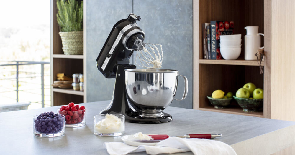 Robot kuchenny planetarny KITCHENAID Artisan 5KSM125EBM 300W czarny robot srebrne misa suwak na obudowie robot stoi na blacie otwarta pozycja mieszadło silnik o mocy 300 W konstrukcja bezpośredniego przeniesienia napędu małe i duże ilości składników Unikalny ruch planetarny mieszadła do kremów ciast ubijania piany precyzja wydajność 