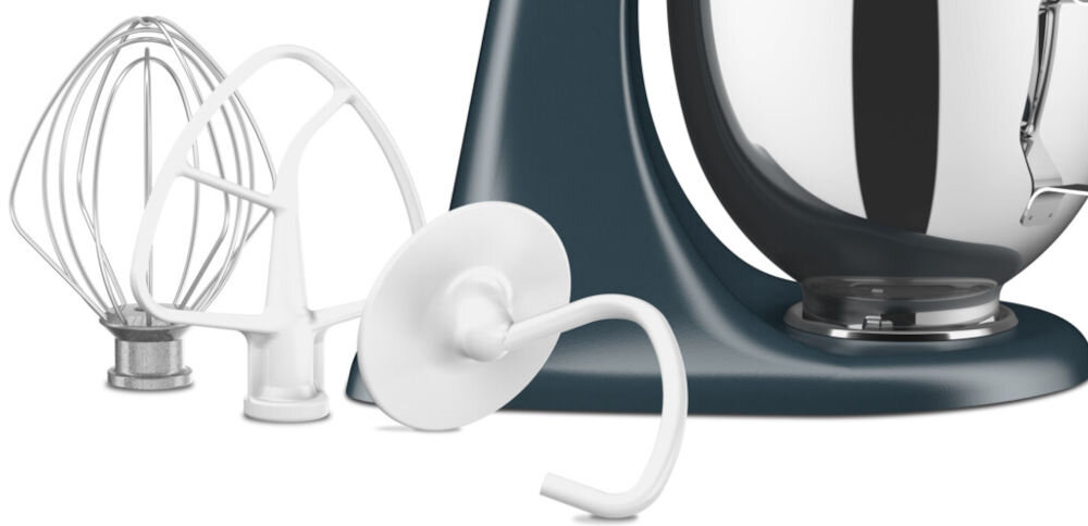 Robot kuchenny planetarny KITCHENAID Artisan 5KSM125EBM 300W trzy końcówki mieszadło hak białe tło miska ze stali nierdzewnej o pojemności 4,8 l różnorodne ciasta i masy trzepaczka hak do ciasta mieszadło płaskie różne typy mieszanin przezroczysta osłona miski Część akcesoriów można myć w zmywarce (mieszadło, hak, miska) 