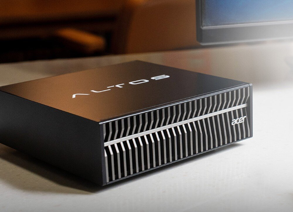 Komputer ACER Atlos BrainSphere Czarna jednostka centralna z jasnym napisem Altos i logo Acer, stojąca na jasnym biurku obok monitora w biurowym otoczeniu, wielkość, układ nvidia, wydajność