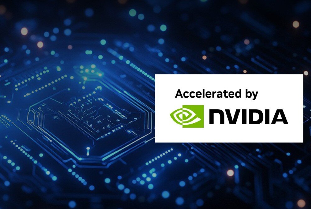 Komputer ACER Atlos BrainSphere Grafika przedstawiająca niebieski układ scalony z białą naklejką zawierającą napis 'Accelerated by NVIDIA' oraz zielone logo producenta układów graficznych, rdzenie Tensor i RT, procesor, podzespoły