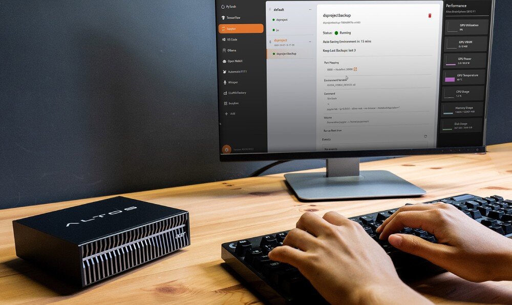 Komputer ACER Atlos BrainSphere Stanowisko pracy z monitorem wyświetlającym interfejs oprogramowania do zarządzania wydajnością GPU, obok którego stoi mały komputer, a w tle widoczne są dłonie osoby piszącej na klawiaturze, platforma, funkcje