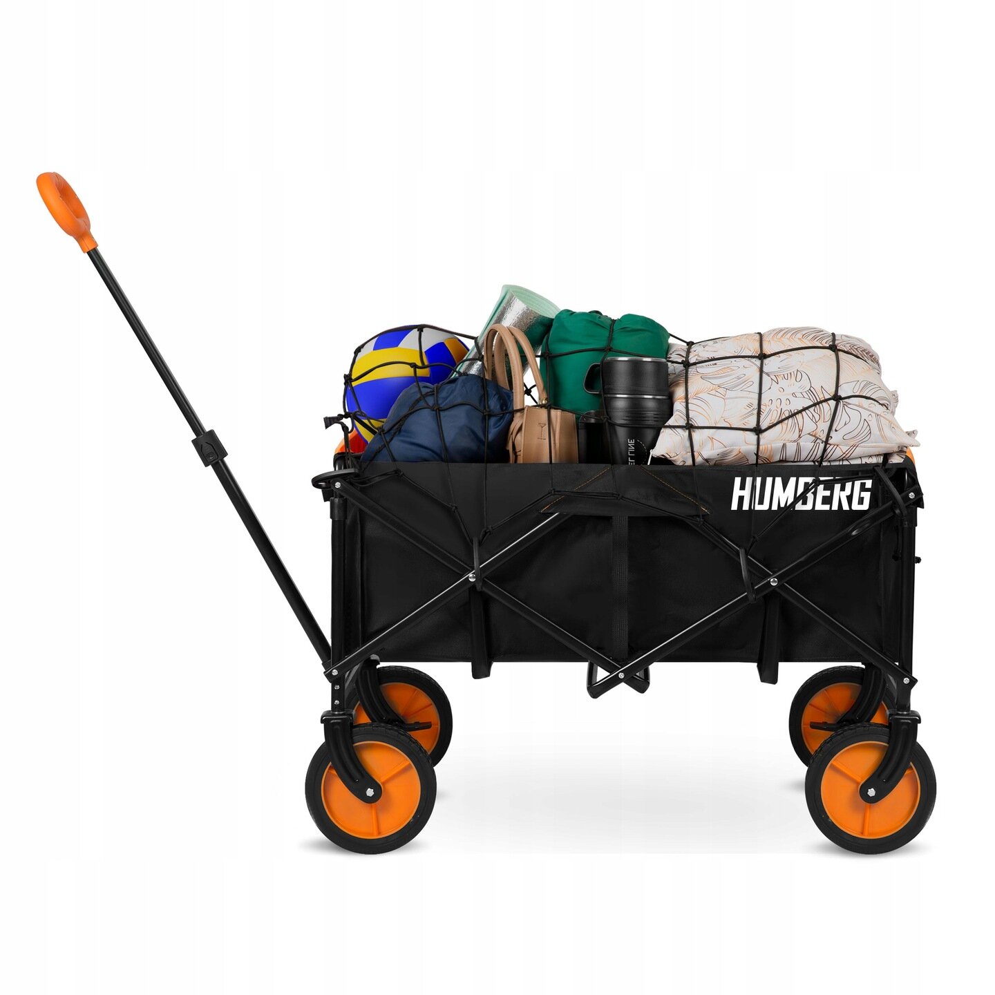 Czarny wózek transportowy z pomarańczowymi kołami, wypełniony różnymi przedmiotami, w tym piłką i torbami, zabezpieczony siatką. Na boku wózka widoczne jest logo \'HUMBERG\'.