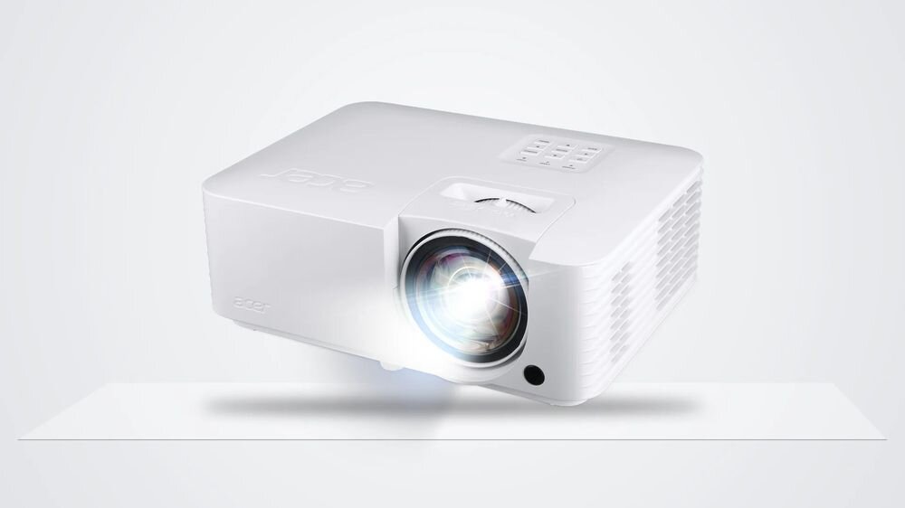 Projektor ACER Vero SL2520N Full HD, waga 2,9 kg, torba, głośnik 15 W, tryb ECO 29 dB, Projektor Acer Vero SL2520n z włączonym obiektywem, widok z przodu pod kątem
