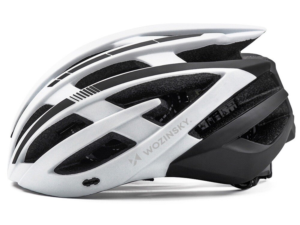 Czarno-biały kask rowerowy z widocznymi otworami wentylacyjnymi i napisem \'WOZINSKY\' na boku. Kask posiada aerodynamiczny kształt i zintegrowaną lampkę z tyłu.