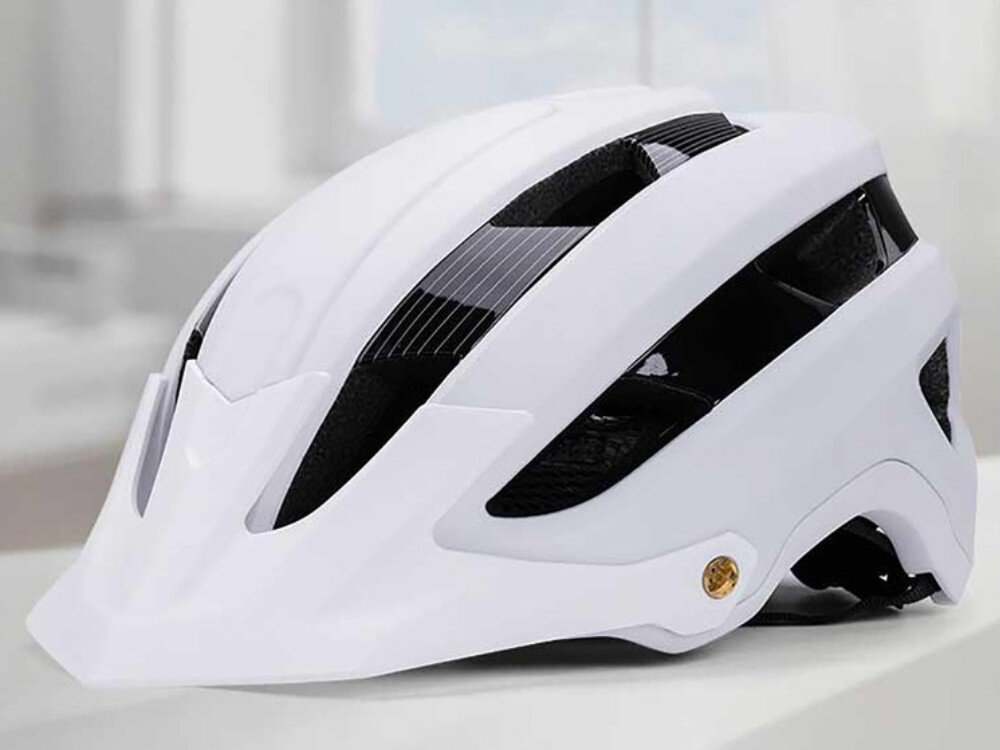 Na obrazie widoczny jest biało-czarny kask rowerowy z aerodynamicznym kształtem i otworami wentylacyjnymi. Kask znajduje się na jasnym tle.