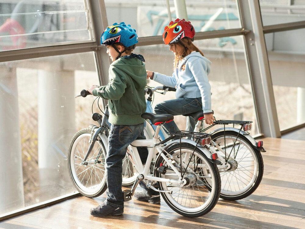 Kask rowerowy WOZINSKY Smok HT-006C Czerwony dla Dzieci (rozmiar S), smok, kolor, styl, dzieci, Dzieci na rowerach przy oknie w kolorowych osłonach głowy.