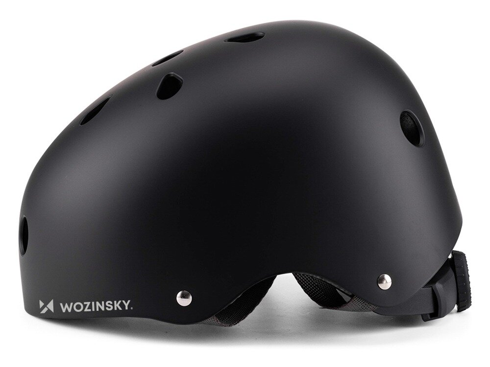 Czarny kask rowerowy z kilkoma otworami wentylacyjnymi i logo \'WOZINSKY\' na boku. Kask posiada regulowany pasek pod brodą.