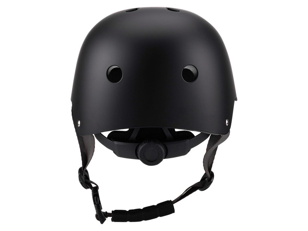 Czarny kask rowerowy z otworami wentylacyjnymi i regulowanym paskiem pod brodą. Kask ma gładką powierzchnię i prosty design.
