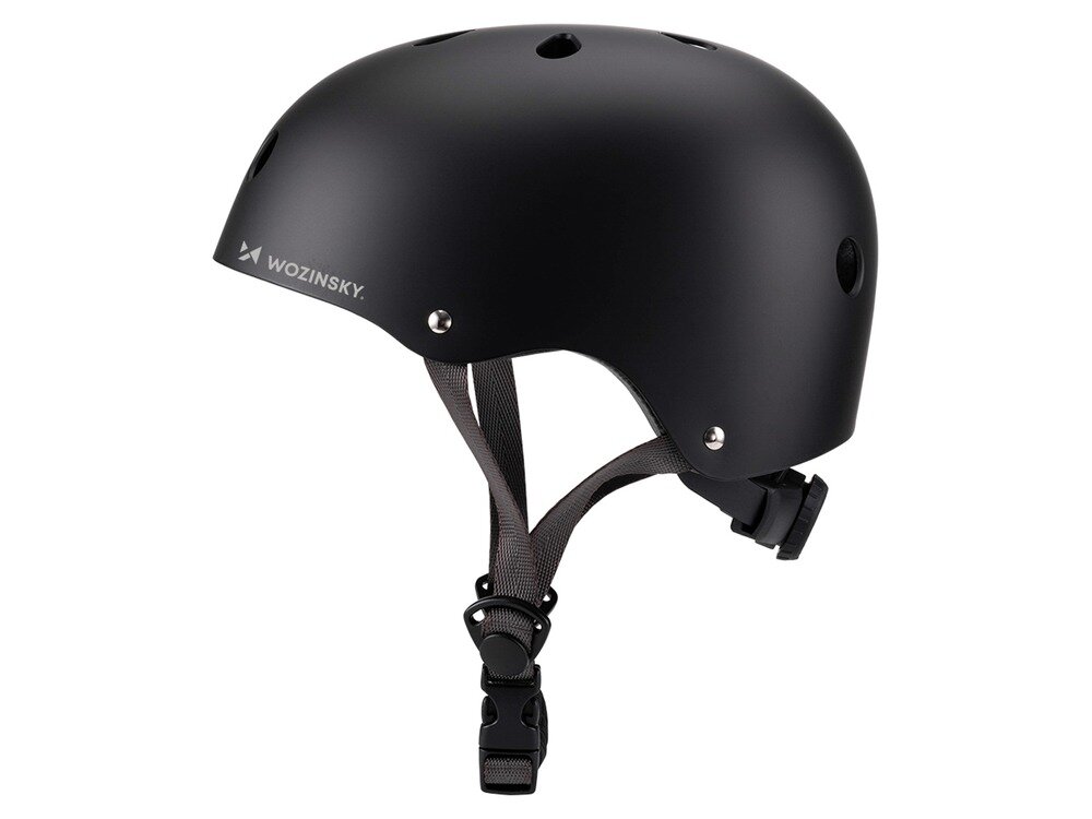 Czarny kask rowerowy z logo \'WOZINSKY\' i regulowanym paskiem pod brodą. Kask posiada kilka otworów wentylacyjnych.