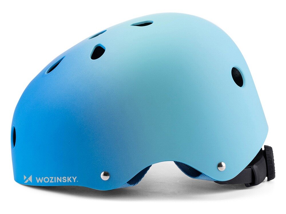 Niebieski kask rowerowy z kilkoma otworami wentylacyjnymi i logo \'WOZINSKY\' na boku. Kask posiada regulowane zapięcie z tyłu.